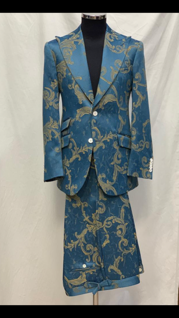 praktiserende læge lokal kasket Blue floral silk and wool Floral jacquard suit with Tom Ford 5 inch peak  lapel, 10 inch double vent, slanted ticket pocket, side buckle on pant.  Available in size: 36 to 50